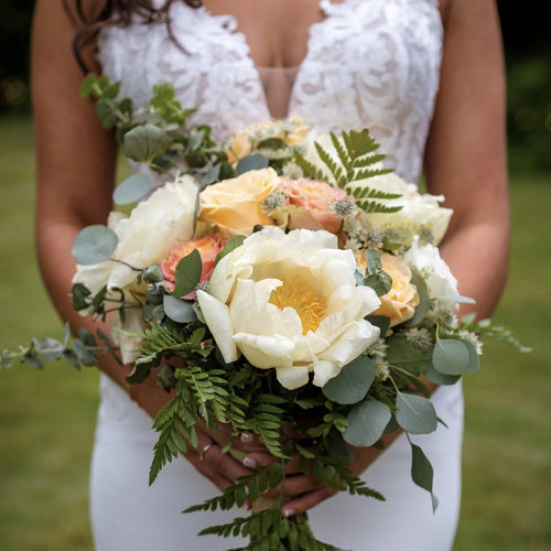 Elegant waterdrop-shaped bridal bouquet featuring cascading flowers and lush greenery, designed for a timeless and romantic wedding look.